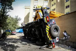 دو حادثه نفس‌گیر در پایتخت؛ نجات معجزه‌آسا و واژگونی جرثقیل
