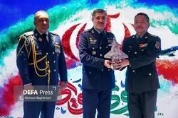 اهدای ماکت جی-۲۰ به فرمانده نهاجا؛ پای جنگنده نسل پنجم چینی به ایران باز می‌شود؟