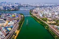 کشوری که از ویرانه اقتصادی به قطب نساجی جهان تبدیل شد