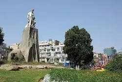 دورنگی مجسمه فردوسی از 88 آغاز شد

