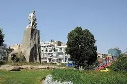 دورنگی مجسمه فردوسی از 88 آغاز شد

