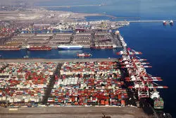 پس از وقفه کوتاه ناشی از بارندگی؛ فعالیت بندر شهید رجایی از سرگرفته شد