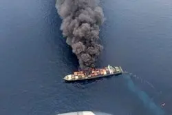 حمله به دو نفتکش ADNOC در تنگه هرمز؛ ادعای شلیک موشک از ایران