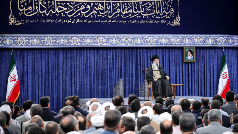 رهبر انقلاب: هیچ منفعتی برای امت اسلامی بالاتر از اتحاد نیست