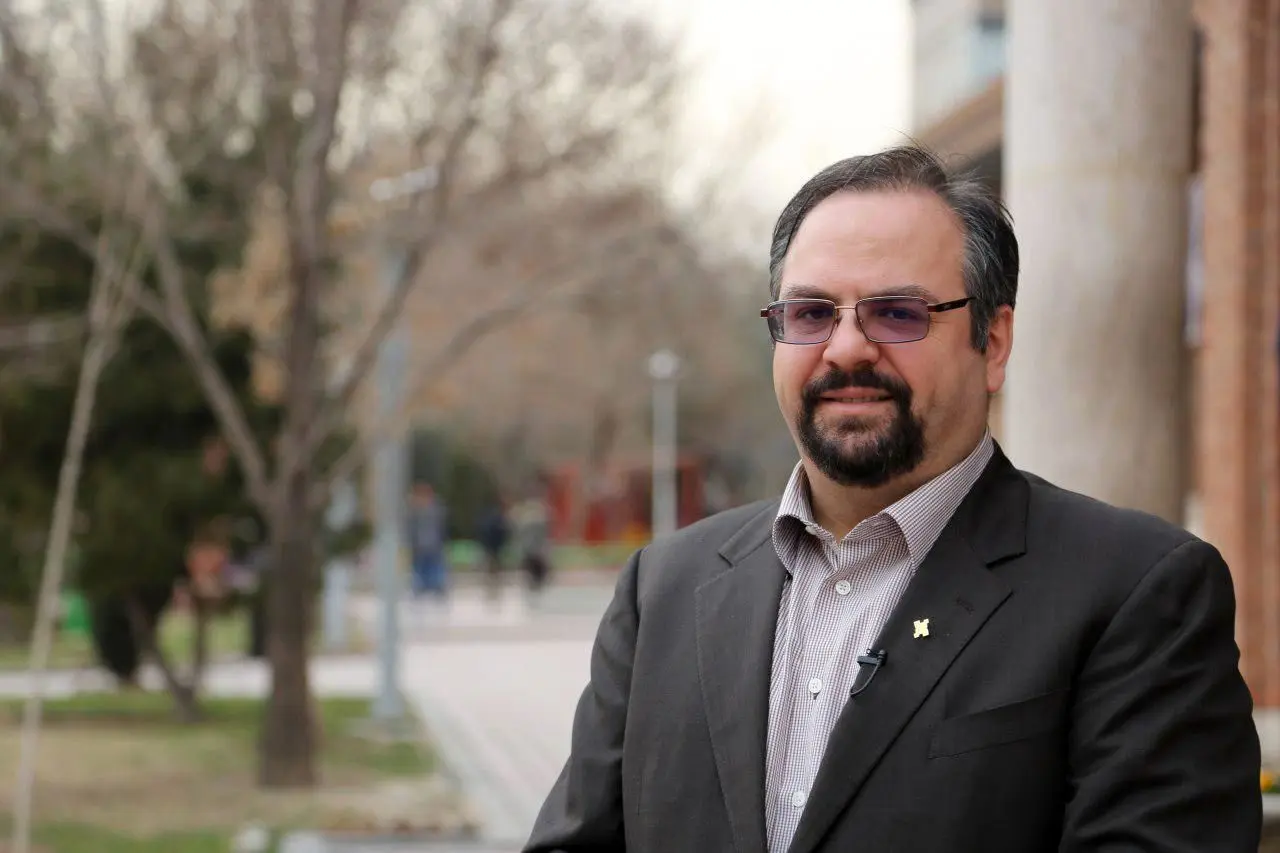 اتاق باید از تک صدایی خارج شود