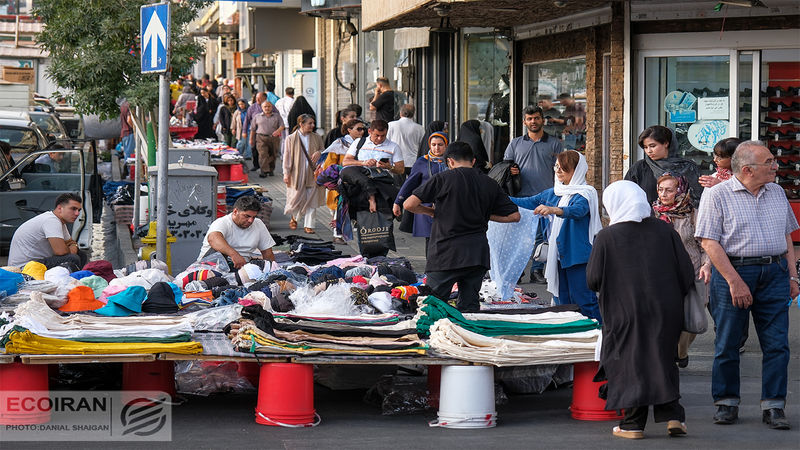 از فروشگاه‌ها تا دستفروش‌ها؛ جابه‌جایی خریداران در بازار لباس