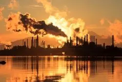 سایه ضعف اقتصاد چین بر بازار طلای سیاه: نفت بیش از 2 دلار کاهش یافت