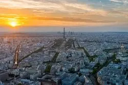 آتش‌سوزی گسترده در نزدیکی فرودگاه شارل دوگل پاریس + فیلم