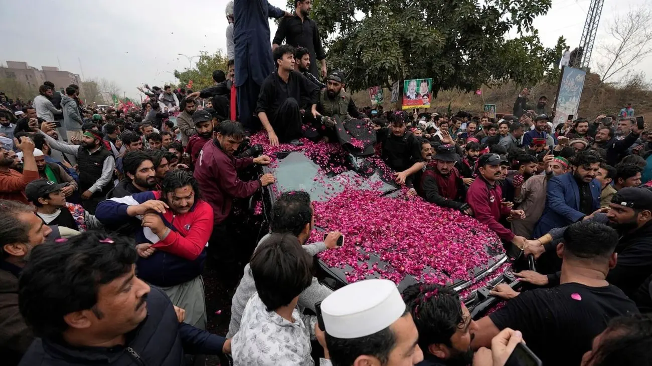 ممانعت هواداران از بازداشت نخست‌وزیر سابق؛ خان قربانی یک توطئه است؟