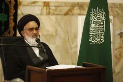 امام جمعه قم: وقتی به جای رئیس جمهور دخترش به زنی که دست دراز کرده بود دست داد ارزش های دینی حفظ شد
