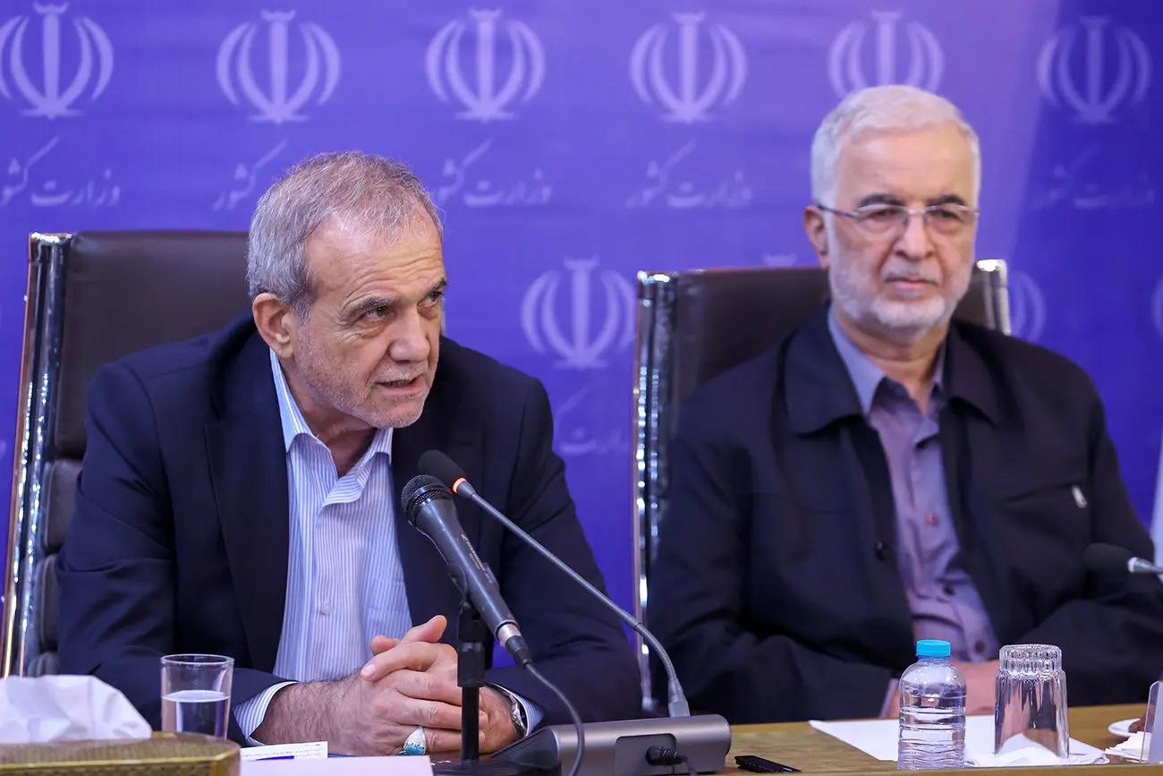 پزشکیان: مدیریت بنادر نیاز به بازنگری اساسی دارد/ انبار کردن کانتینرها در بندر باید متوقف شود