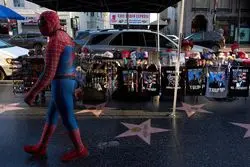 کاهش چشمگیر گردشگران به آمریکا؛ ترامپ دلارهای توریستی را فراری داد+ نمودار