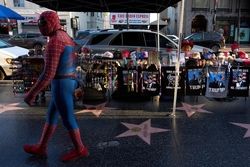 کاهش چشمگیر گردشگران به آمریکا؛ ترامپ دلارهای توریستی را فراری داد+ نمودار