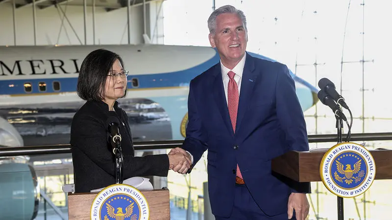 دیدار پرحاشیه به رغم هشدار پکن/ پوتین و شمخانی بر سر چه موضوعی توافق کردند؟