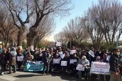 تجمع معلولان مقابل سازمان برنامه و وعده مسئولان برای روزهای باقیمانده از سال