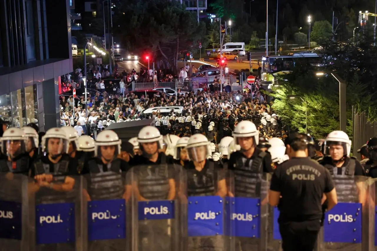 تنش در استانبول؛ اردوغان دفتر حزب اپوزیسیون را محاصره کرد