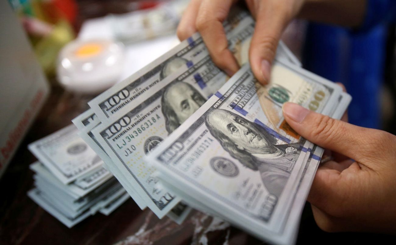 دلار در آستانه مرز ۱۰۰ هزار تومان؛ بازار در انتظار موج صعودی یا اصلاح؟