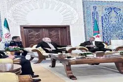 استقبال وزیر کشور الجزایر از دکتر پزشکیان، در توقفی کوتاه در فرودگاه الجزیره، در مسیر سفر به نیویورک