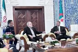 استقبال وزیر کشور الجزایر از دکتر پزشکیان، در توقفی کوتاه در فرودگاه الجزیره، در مسیر سفر به نیویورک
