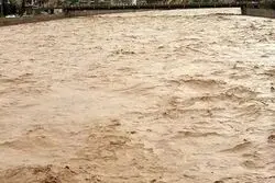 لحظه شکسته شدن سد خاکی و ورود سیل به خانه‌های مردم؛ دستور تخلیه صادر شد+ فیلم