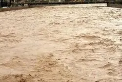 لحظه شکسته شدن سد خاکی و ورود سیل به خانه‌های مردم؛ دستور تخلیه صادر شد+ فیلم