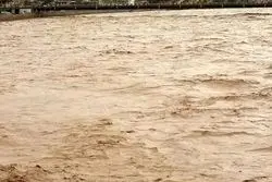 لحظه شکسته شدن سد خاکی و ورود سیل به خانه‌های مردم؛ دستور تخلیه صادر شد+ فیلم