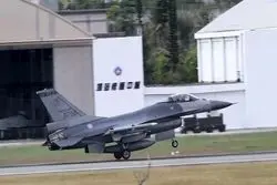 جنگنده اف-۱۶ تایوان در دریا سقوط کرد
