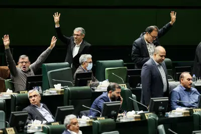 دعواهای جناحی در آینه نقد؛ هشدارها بالا گرفت