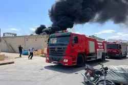 آتش‌سوزی در یک کارخانه صنعتی؛ خسارت به تجهیزات برقی اما بدون تلفات جانی
