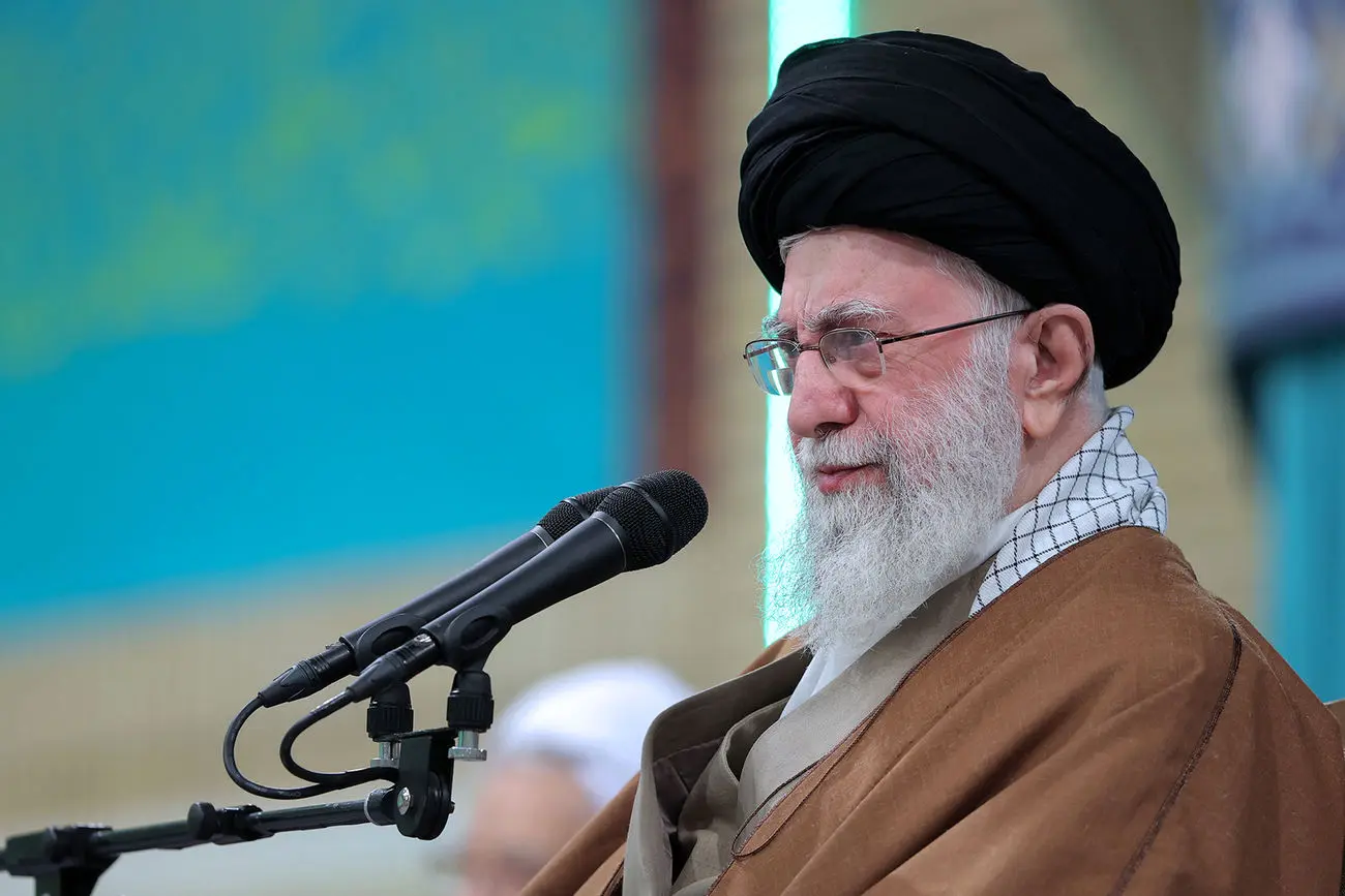 آیت‌الله مکارم: تهدیدکننده رهبری و مرجیعت حکم محارب دارد