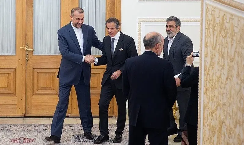 سفر گروسی و گشایش درهای دیپلماسی؛ مذاکره‌کنندگان به میز مذاکره باز می‌گردند؟