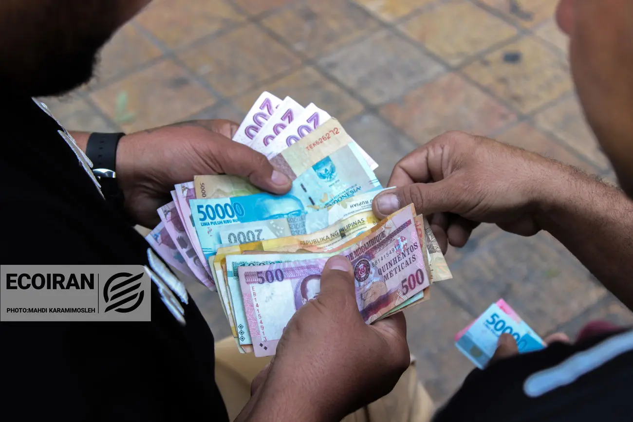 اختلاف ۶۰۰۰ تومانی نرخ دلار از تابلو صرافی‌ تا قیمت معامله!