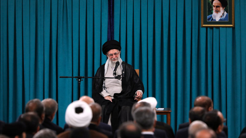 رهبر انقلاب: همکاری موثر مجلس با دولت در محدود کردن احضارها است