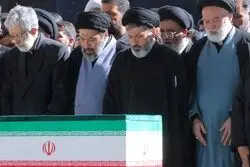 ویدیو| بوسه حجت‌الاسلام هادی خامنه‌ای، برادر رهبر شهید انقلاب بر تابوت ایشان