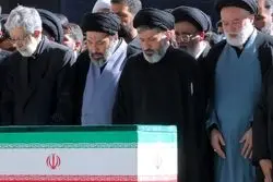 ویدیو| بوسه حجت‌الاسلام هادی خامنه‌ای، برادر رهبر شهید انقلاب بر تابوت ایشان