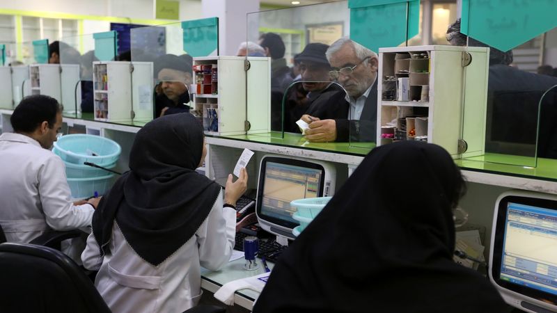 کمبود  100 قلم دارو در بازار / هشدار تولیدکنندگان به دولت برای خاموشی صنعت دارو