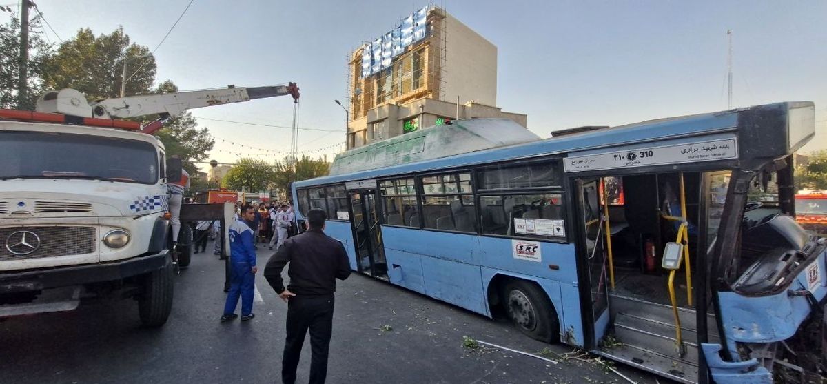 جزییات واژگونی اتوبوس در میدان شهدا ؛ یک نفر جان باخت