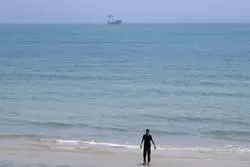 تأیید ماهواره‌ای محاصره‌شکنی نفتکش ایرانی / بلومبرگ: ابرنفتکش Huge از کمین آمریکا عبور کرد