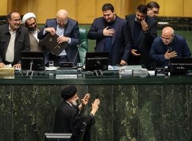 یک بام و دوهوایی دولت در بودجه/ اثر بودجه بر بازار ارز و سرمایه 