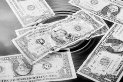 رقص بازار ارز بر تیغ اخبار ژئوپلیتیک؛ قیمت دلار در انتظار یک سیگنال جدید