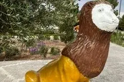 راز مجسمه‌های عجیب و غریب در برخی شهرها 