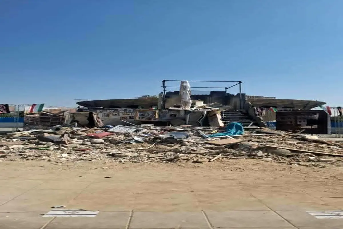 نخاله‌های جنگی در قلب تئاتر شهر؛ پرفورمنس یا بی‌سلیقگی شهری؟