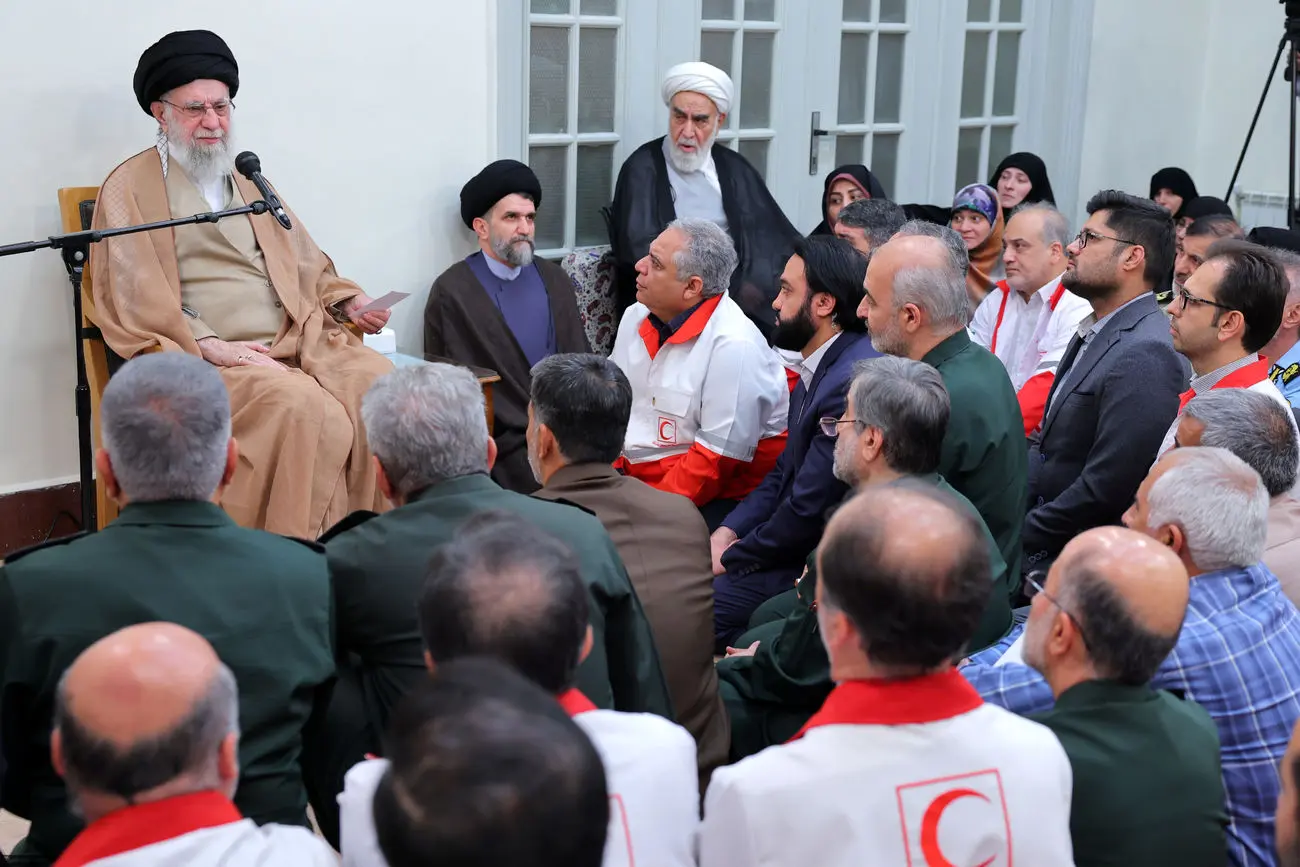 رهبر انقلاب: امدادگران مظهر انسان‌دوستی و ایثار هستند