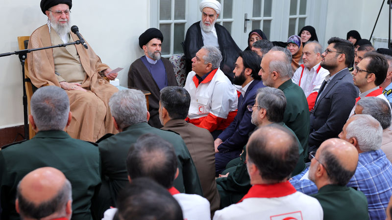 رهبر انقلاب: امدادگران مظهر انسان‌دوستی و ایثار هستند