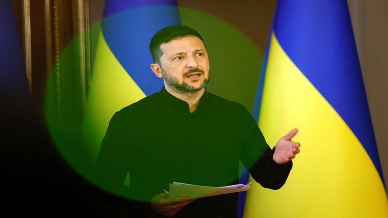 حمله تند زلنسکی به پوتین؛ دیپلماسی را به بازی گرفته است