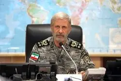 فرمانده کل ارتش: آماده‌ ام برای یک نوزاد یک روزه در هر نقطه کشور، جانم را فدا کنم/ دست هر متجاوزی را قطع میکنیم