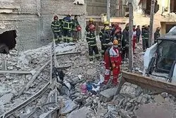 آوار ساختمان سه‌طبقه در بلوار الغدیر تهران؛ نجات ۴ مصدوم از زیر آوار

