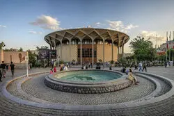 تئاتر شهر پشت حصار شیشه ای 