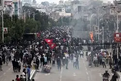 معترضان این کشور خانه نخست وزیر را به آتش کشیدند + فیلم