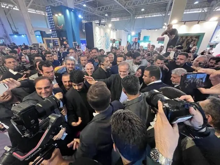 بازدید رئیس جمهور از سی و هفتمین نمایشگاه ملی صنایع دستی